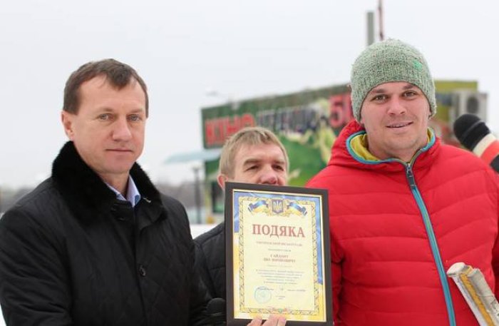 В Ужгороді відкрили сезон на міській ковзанці «IceLand» і зіграли в хокей (ФОТО)