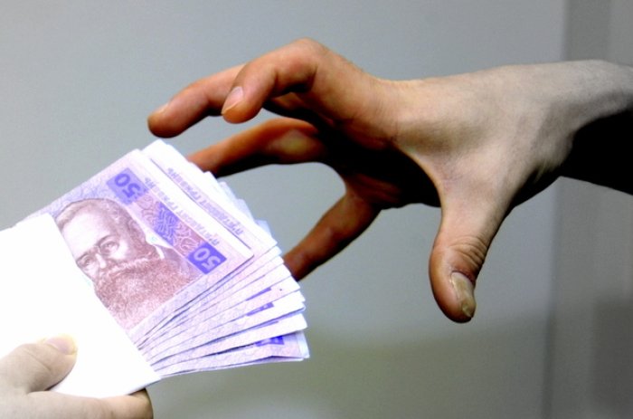 У Тячеві «липкорукий» інспектор попався на хабарі