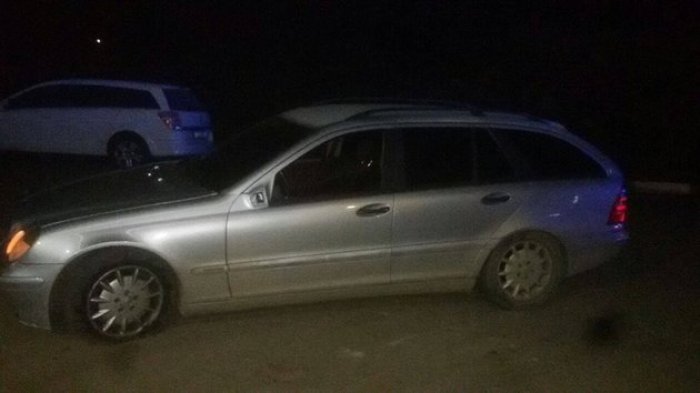 Втікач на авто з іноземними номерами скинув поліцейського з капоту! (ФОТО)
