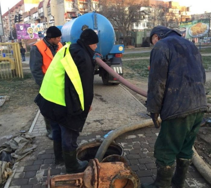 Водопровід в Ужгороді вже не фонтанує - аварія ліквідована (ФОТО)