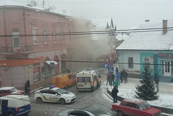 Рятувальники викидають речі жильців із вікон палаючого житлового будинку! (ФОТО)