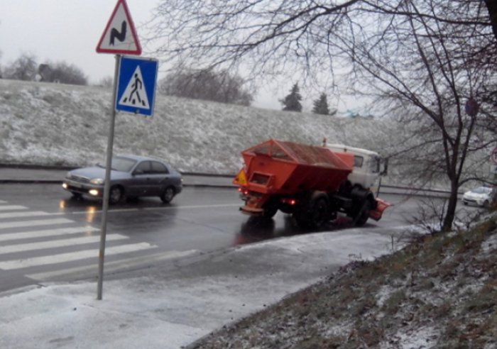 «Ковзанка» на дорогах вже замучила водіїв!