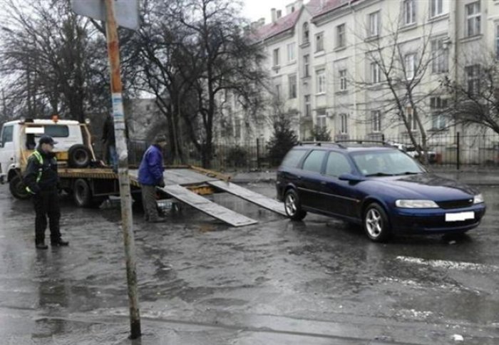 Легковий автомобіль як перешкода для пішохода (ФОТО)