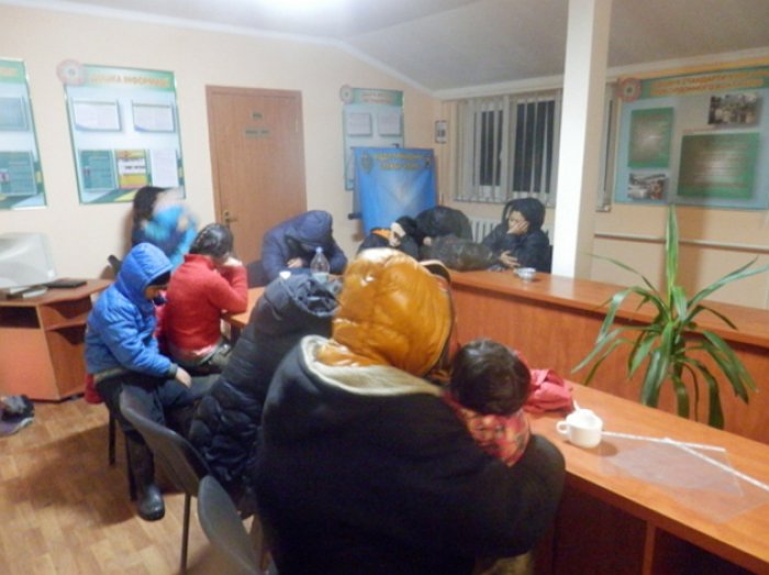 Велику групу нелегалів провідники кинули на підступах до кордону з Угорщиною! (ВІДЕО)