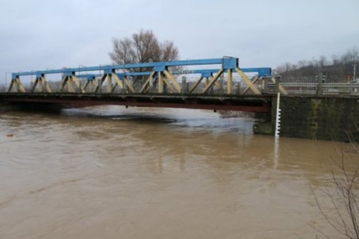 Вода в річках Закарпаття подекуди вже піднялася до 2,6 метра! (ВІДЕО)