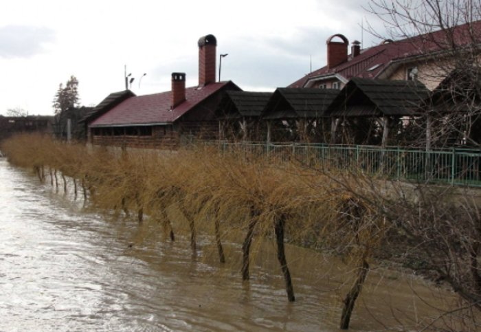 Село у підніжжя гори з Невицьким замком заливає водою! (ФОТО)