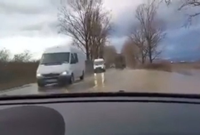 Автошляхи біля кордонів із Євросоюзом йдуть під воду! (ВІДЕО)