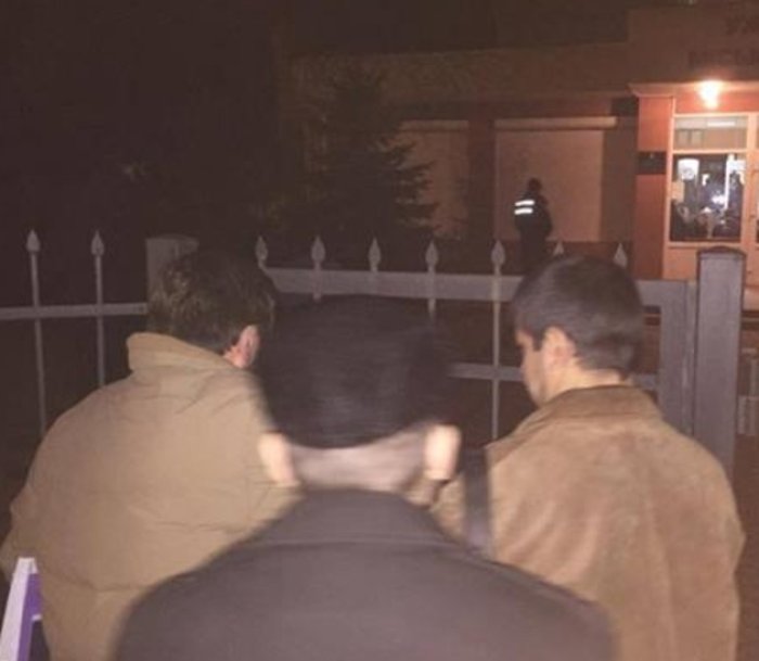 Перед Ужгородським судом зібрався натовп незадоволених - викликали поліцію!