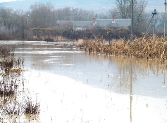 Без води сидять більше трьох тисяч жителів райцентру в Карпатах (ФОТО)