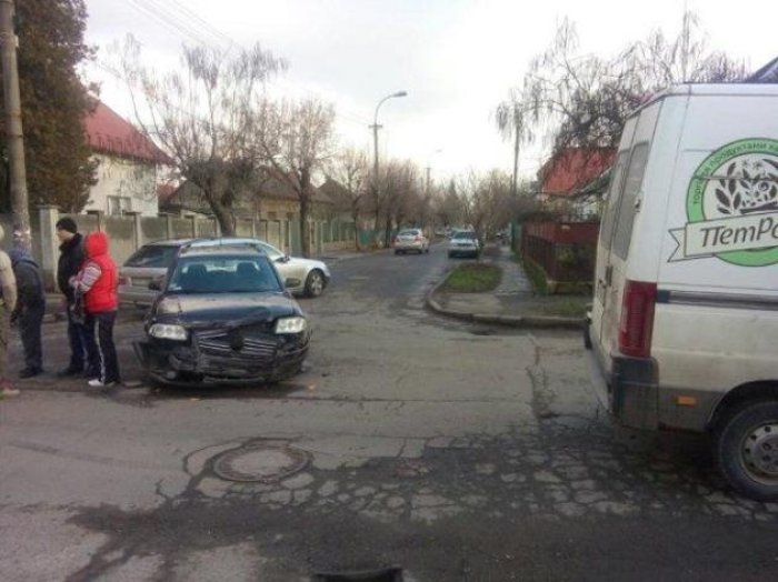 Жорстке ДТП на міському перехресті (ФОТО)