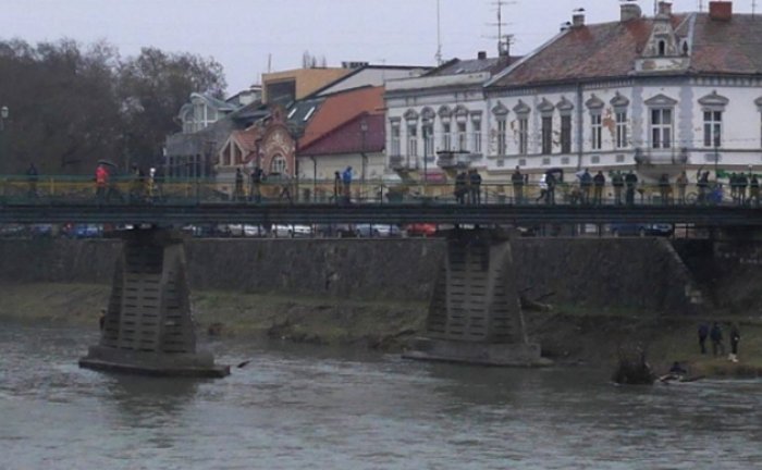 «Спецслужби» зачищають «водну артерію» у центрі міста від різного непотребу (ФОТО)