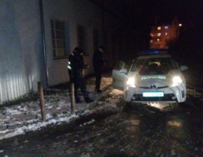 Службове авто патрульних влетіло у загороджувальний стовпчик (ФОТО, ВІДЕО)