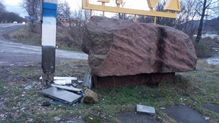 Водії зносять дорожні знаки, сміттєві урни і навіть вказівники!