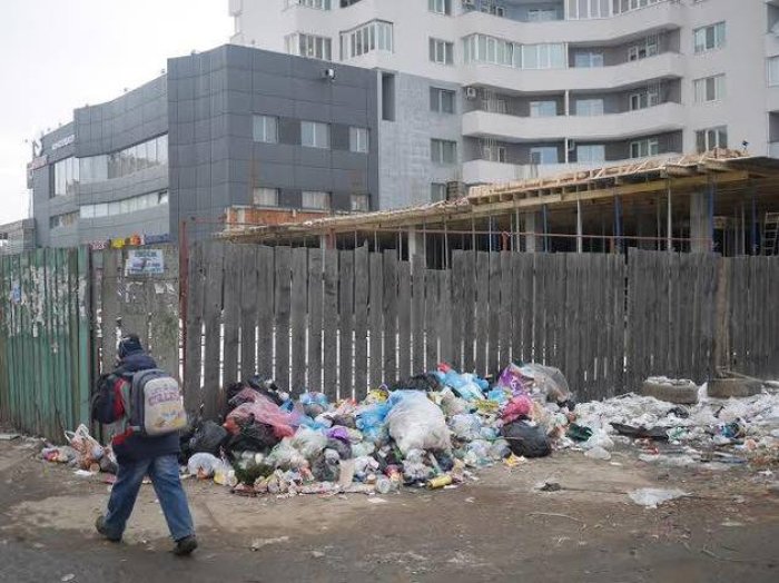 Ужгородці скаржаться: біля «Токіо» лежать купи сміття! (ФОТО)