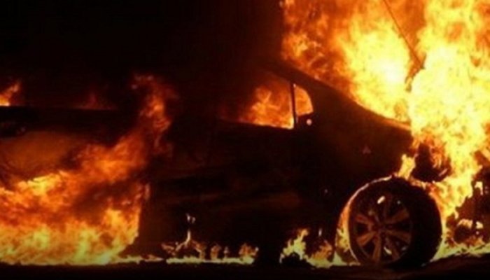 В Ужгороді палає «Мерс» екс-голови обласної законодавчої гілки влади!