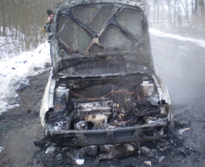 Німецький легковик спалахнув на трасі - всі були в шоці! (ФОТО)