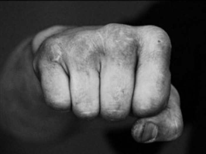 АТОшників спочатку били по голові, а потім лупцювали на землі!