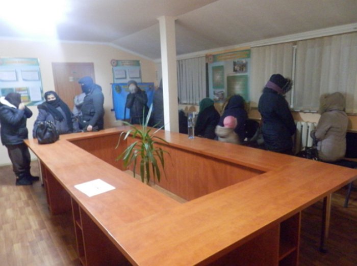 Троє дітей, троє чоловіків та 8 жінок мало не «з боєм» проривалися через кордон до Євросоюзу! (ВІДЕО)