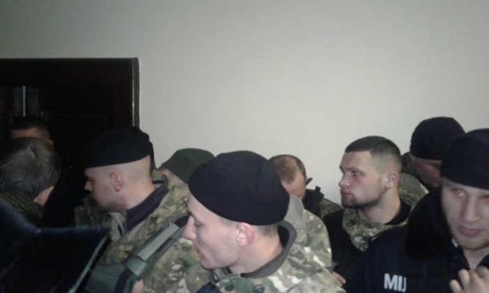 Натовп покинув залу Ужгородського суду, але не коридори і територію навколо нього! (ФОТО)