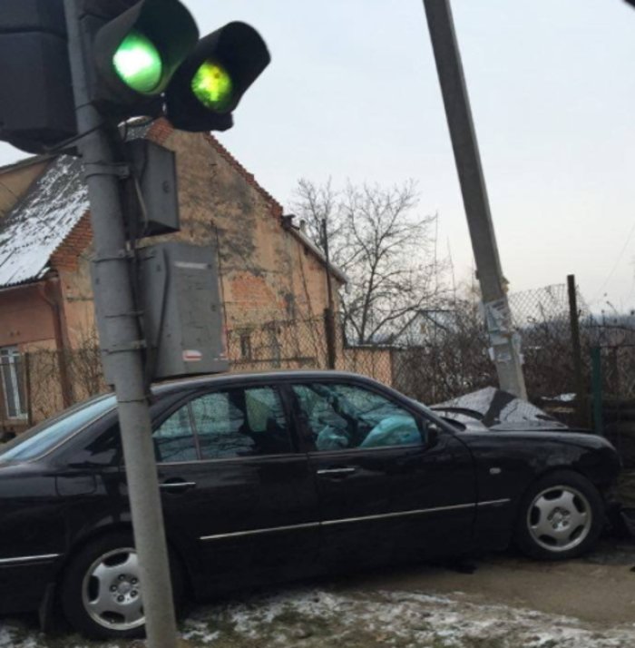 Елітна іномарка на шаленій швидкості влетіла прямо у стовп! (ФОТО)