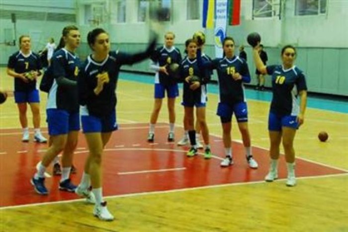 Три ужгородські гандболістки - у молодіжній збірній України