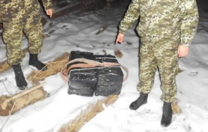 Контрабандиста з 12 пакунками сигарет затримали на кордоні з Румунією