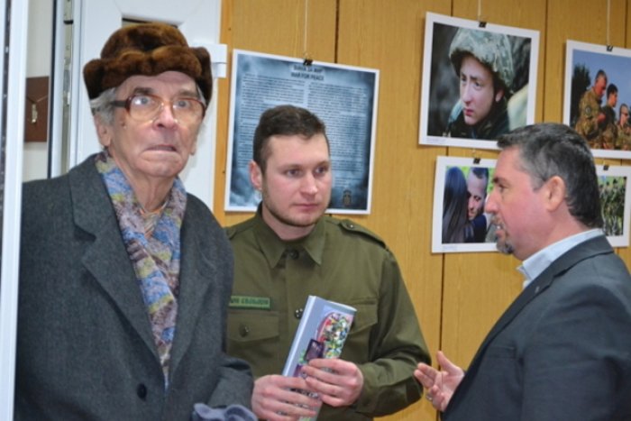 Учасник бойових дій відкрив фотовиставку «Війна за Мир» у Прешові (ФОТО)