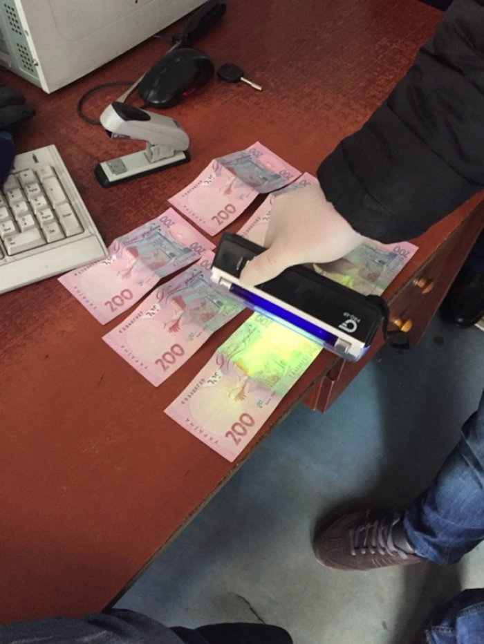 Співробітника Закарпатської митниці затримали «на гарячому»! (ФОТО)