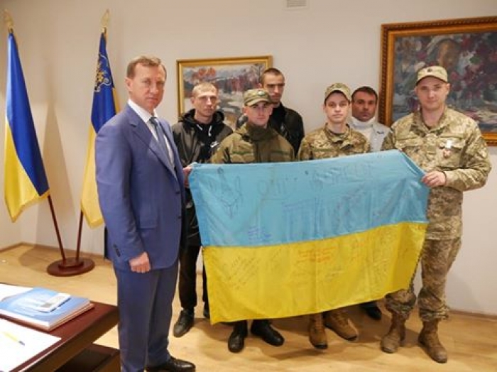 Богдану Андріїву вручили прапор, який побував на передових позиціях в зоні проведення АТО