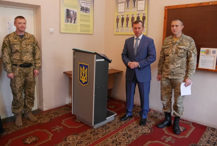 Богдан Андріїв нагородив ужгородських військових до Дня захисника України