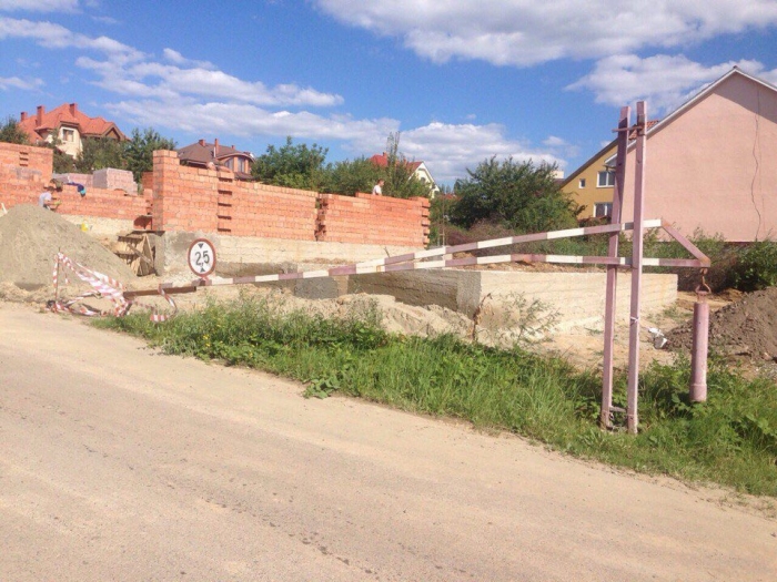 Муніципальна поліція Ужгорода виявила в місті близько 25 незаконних обмежувачів руху