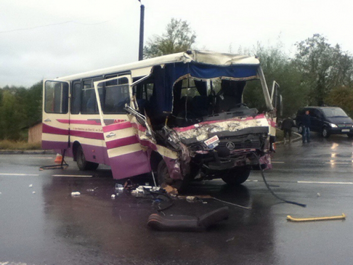 Страшна ДТП поруч із Закарпаттям: лісовоз протаранив пасажирський автобус