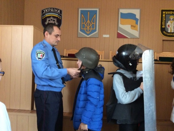 Мукачівським дітям поліція дала теж відчути себе захисниками України