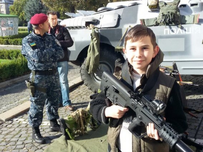 Серед зброї, яку можна потримати у центрі Ужгорода – снайперські гвинтівки і гранатомети