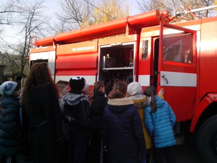 Виноградівські рятувальники навчили школярів боротися з пожежами