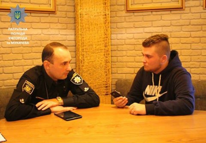 Журналісти "кавілювали" із поліцейським у Мукачеві