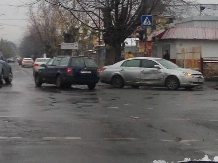 В Ужгороді не розминулися два авто