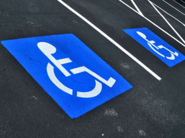 Аваков хоче різко підняти штраф для любителів паркуватися на місцях для інвалідів і дати право активістам складати протокол