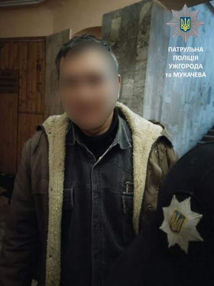 У Мукачеві чоловік чіплявся до жінок у під"їзді