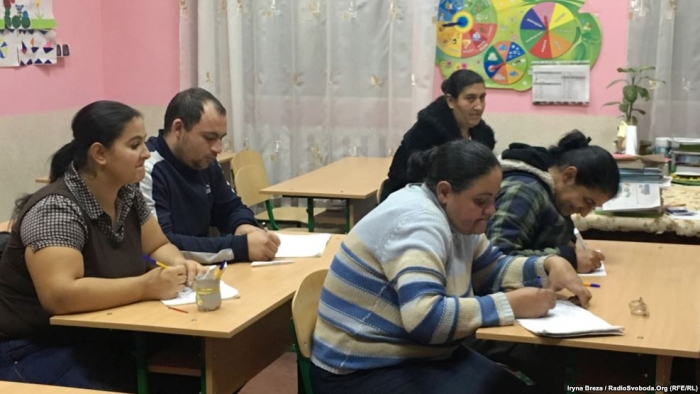 Для чого дорослі роми в Ужгороді пішли до школи