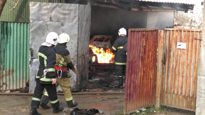 Подробиці вчорашніх вибухів і пожежі в центрі Ужгорода: власник авто із Берегова, ремонтник – у лікарні 