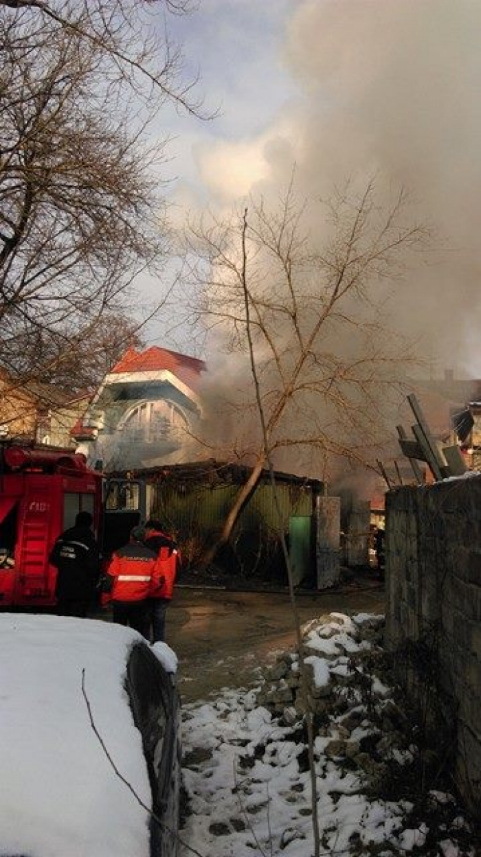 Велика пожежа в центрі Ужгорода: біля лікарні почули два вибухи