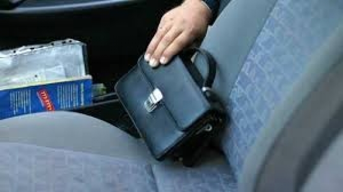 Закарпатська поліція просить не спокушати злодіїв барсетками в автомобілях