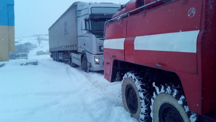Закарпатські рятувальники визволили зі снігового полону 15 автомобілів