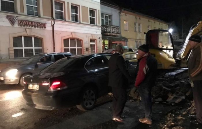 "П'яне BMW" на Собранецькій в Ужгороді не оминуло екскаватор