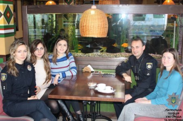 Керівництво Закарпатської поліції полюбляє і каву, і розмови з гарними ужгородками
