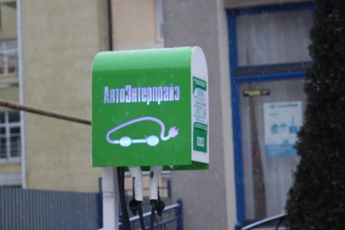 Заправку для електромобілів відкрили в Ужгороді. Чомусь російську