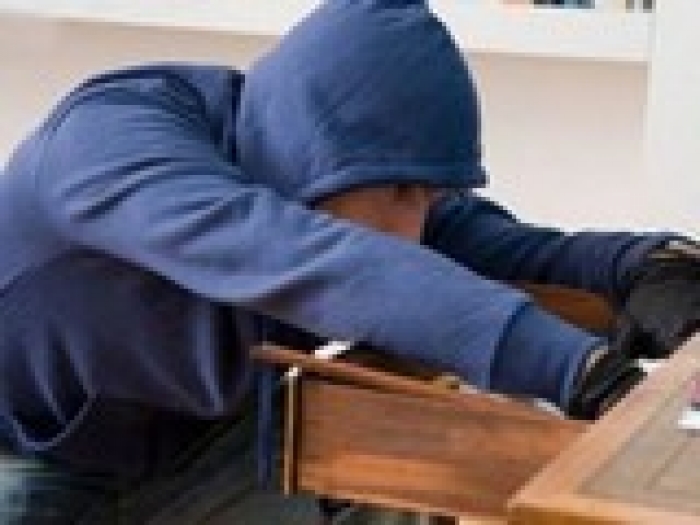 Сусід прийшов допомогти по господарству і поцупив гроші