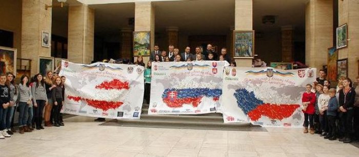Дітлахи спільно з керівниками Закарпаття надіслали «голубів миру» до сусідніх країн (ФОТО)