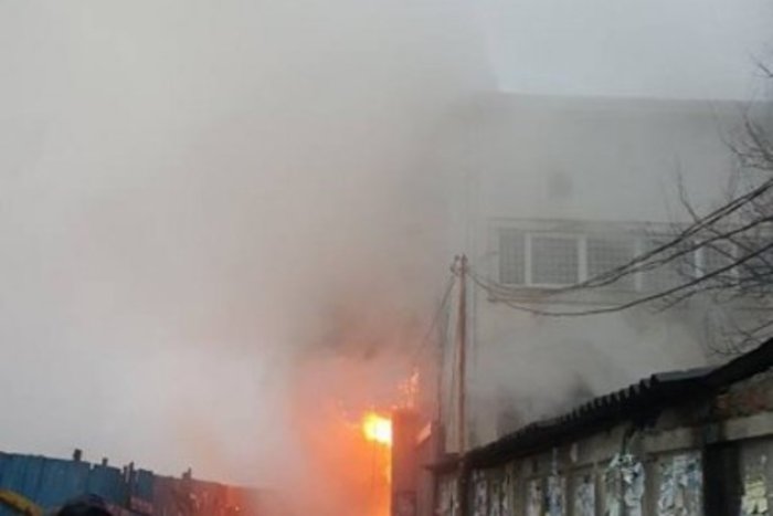 Пекло з вогню та диму ліквідовують в адміністративному центрі Срібної Землі (ВІДЕО)